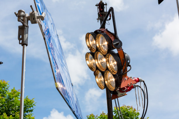 拍摄的过程。聚光灯照亮。电影场景，户外有很多灯。电影灯光户外图片下载