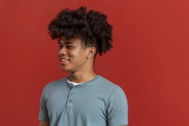 微笑的非裔美国人的肖像在随意的样子图片下载