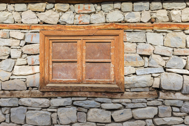 旧的用木板封住的窗户，用河石砌成的墙图片下载
