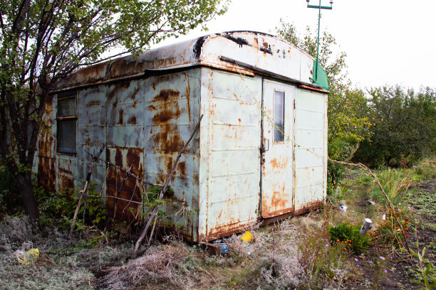 天启概念照片。世界末日后的废弃房屋。具有世界末日外观的旧金属马车。世界末日之后的风景。完成世界的最终毁灭图片下载