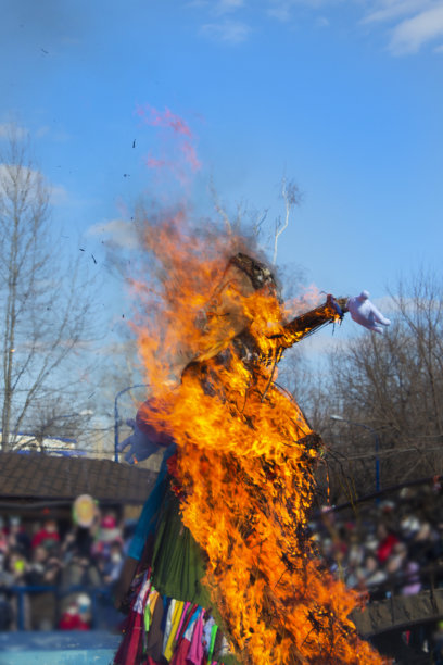 马斯雷尼察节上燃烧的雕像。斯拉夫国家的春假是Maslenitsa。在纪念春天的节日里焚烧稻草。图片下载