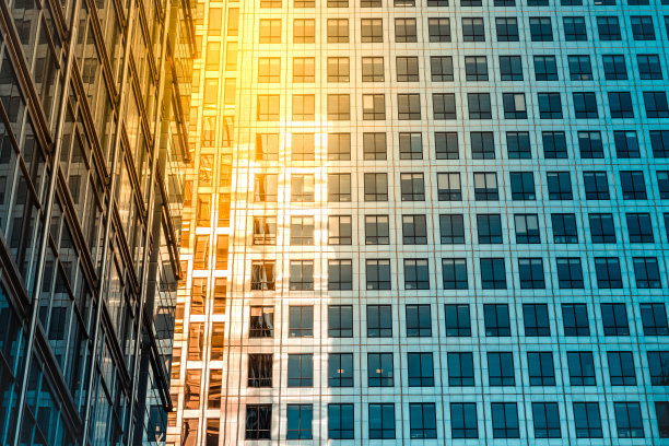 伦敦的高层玻璃建筑和黑色钢结构图片下载