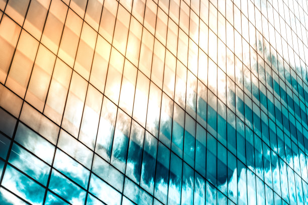 伦敦的高层玻璃建筑和黑色钢结构图片下载