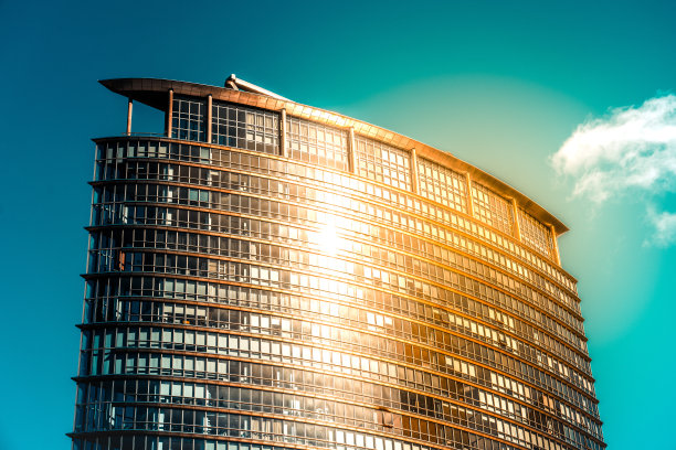 伦敦的高层玻璃建筑和黑色钢结构图片下载