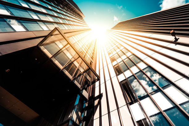 伦敦的高层玻璃建筑和黑色钢结构图片下载