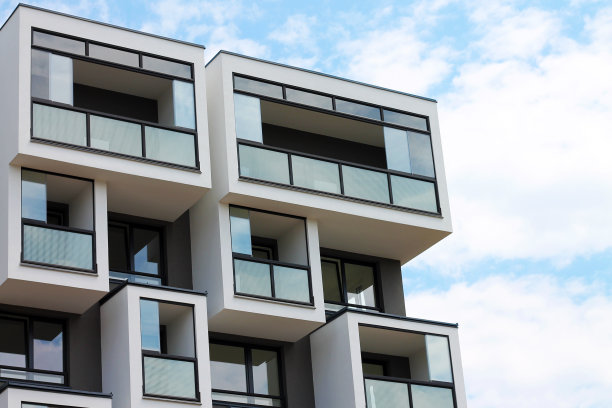 新现代的欧洲建造的公寓楼的观点。图片下载