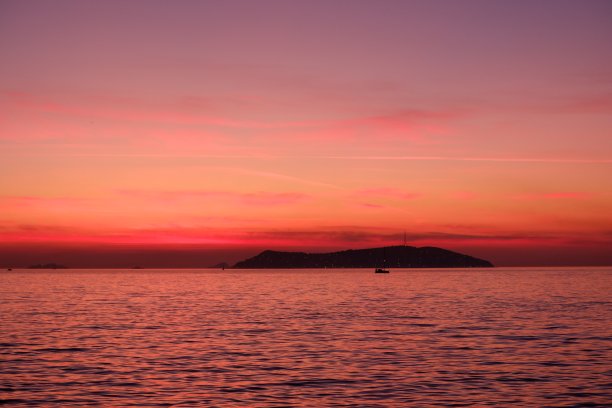 日落后令人惊叹的海景和岛屿景观图片下载