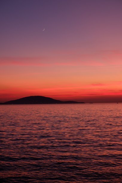 日落后令人惊叹的海景和岛屿景观图片下载