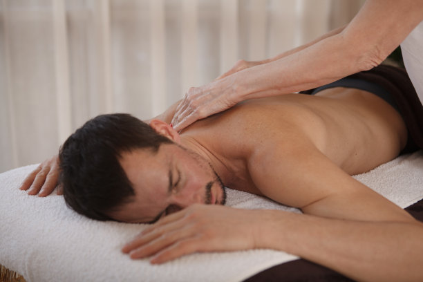 成熟的男人接受专业按摩图片下载