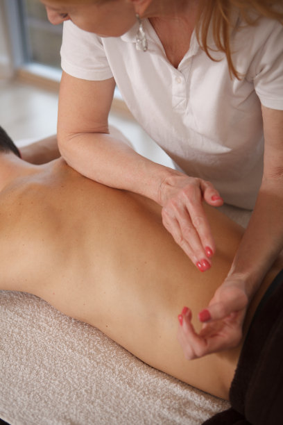 成熟的男人接受专业按摩图片下载