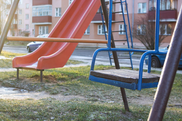 院子里老孩子的秋千特写图片下载