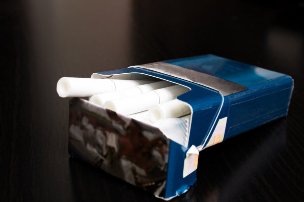 在木桌上包装香烟的特写镜头图片下载