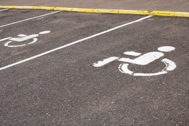 贴着残疾人专用标志的车只能停车图片下载