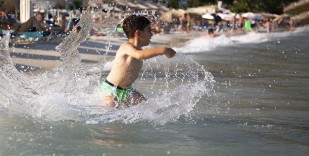 海边玩水的男孩图片下载