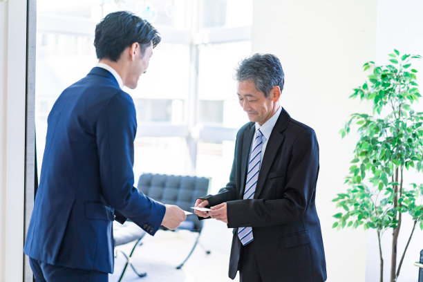 商人们微笑着交换名片图片下载