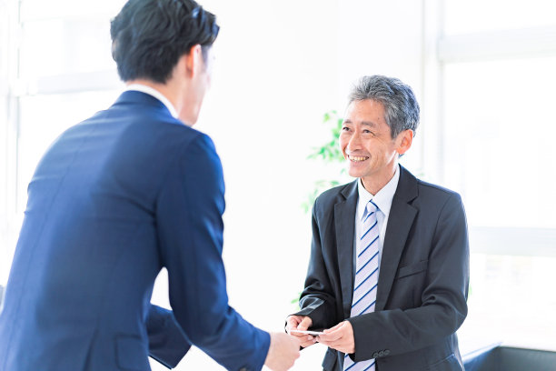 商人们微笑着交换名片图片下载