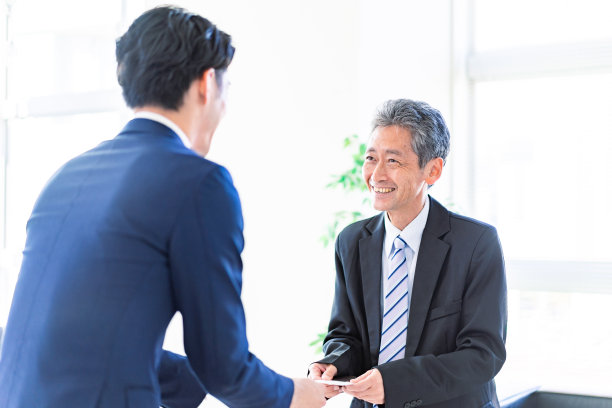 商人们微笑着交换名片图片下载