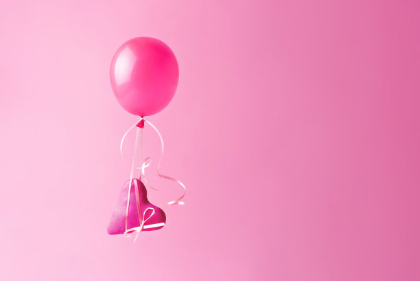 粉色背景上的气球和心形，情人节贺卡。图片下载