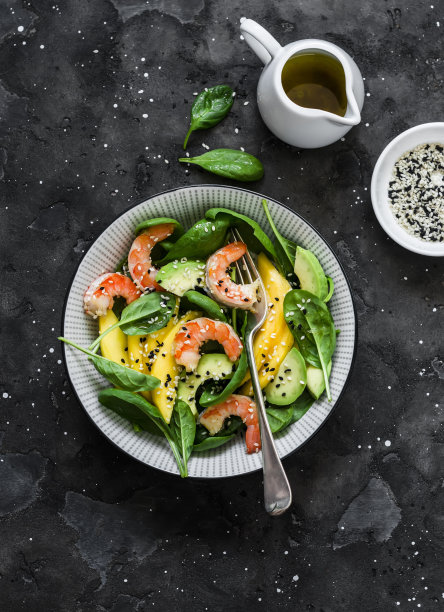 新鲜的亚洲风格沙拉虾，芒果，菠菜和鳄梨在一个黑暗的背景，俯视图图片下载