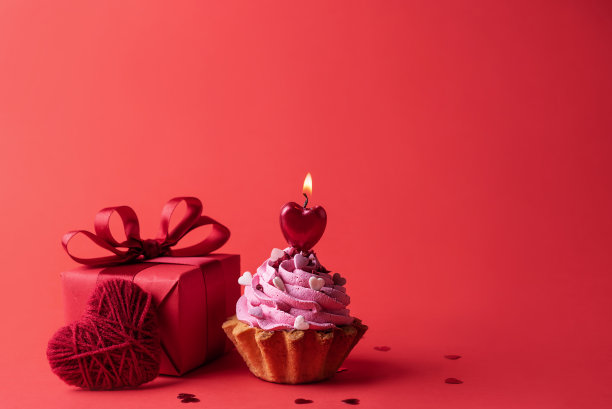 纸杯蛋糕，心形和礼物，情人节和生日贺卡。图片下载