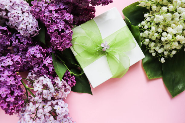 浪漫的成分。丁香花束及礼盒图片下载