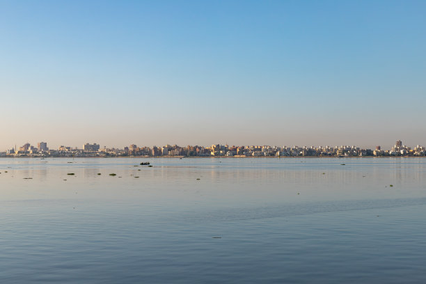 阳光明媚的一天拍摄的蒂姆萨赫湖全景照片图片下载
