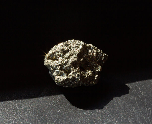 发亮的黄铁矿愚弄了俄罗斯乌拉尔的金矿。一个石头孤立在黑色的背光照片。地质网站、石材收藏目录、自然科学博物馆挂图图片下载