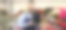 花店里的一个男子花商站在花束中间，手里拿着平板电脑，屏幕朝前图片下载