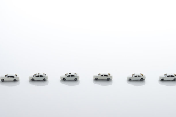 交通堵塞图像的白色微型车图片下载