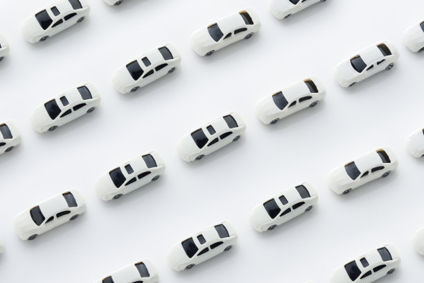 交通堵塞图像的白色微型车图片下载