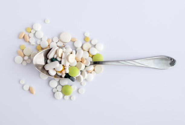 药丸、药、胶囊用粉末状和一勺浅底，养生观念，药物、维生素、膳食补充剂、药物成瘾图片下载