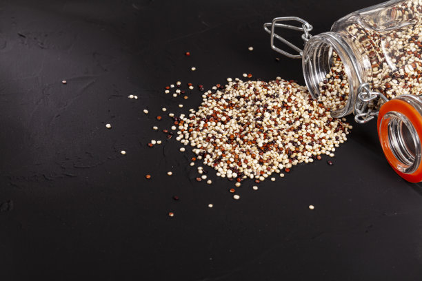 藜麦-照片真正的藜麦种子混合:白色，红色和黑色藜麦图片下载