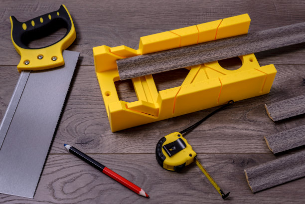 黄色人字箱和手锯图片下载