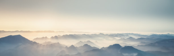 山间的薄雾清晨图片下载