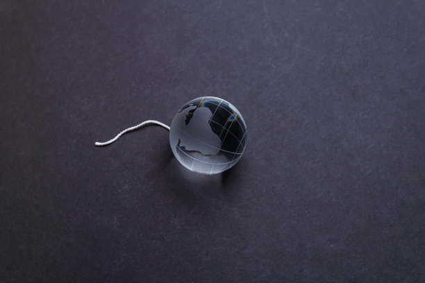 这个概念是，我们生活在一个定时炸弹上，对自然的态度很糟糕。全球变暖的概念。地球正受到威胁。在黑暗的背景上有灯芯的水晶行星。图片下载