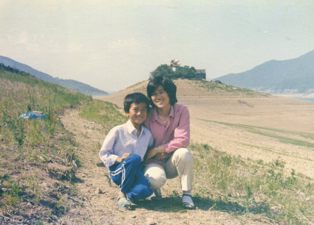 20世纪80年代的中国小男孩和母亲真实生活的老照片图片下载