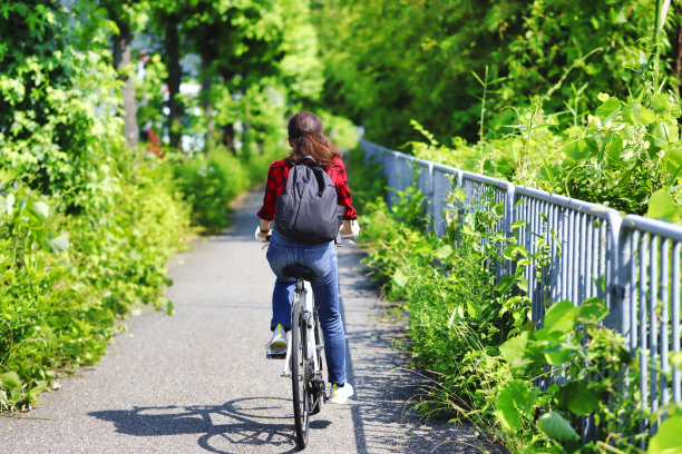 日本亚洲妇女骑车的照片图片下载