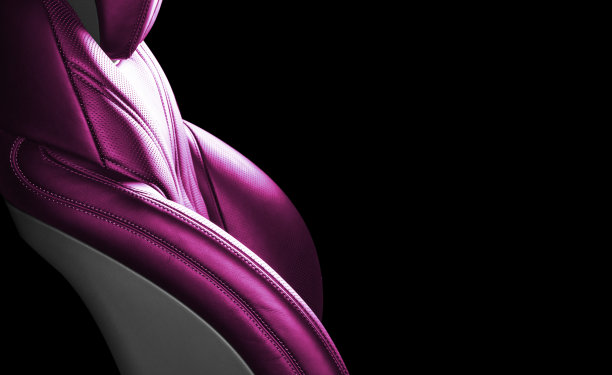 现代豪华汽车粉红色皮革内饰。部分真皮汽车座椅细节与白色缝合。豪华汽车的内饰。舒适的穿孔真皮座椅。穿孔皮革。图片下载