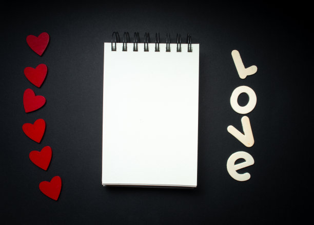 浪漫的情人节模拟与空白的笔记在黑色背景与心为您的消息，复制空间图片下载