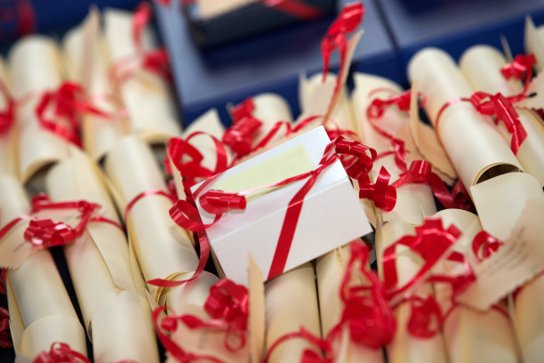 奖品卷上装饰着红丝带图片下载