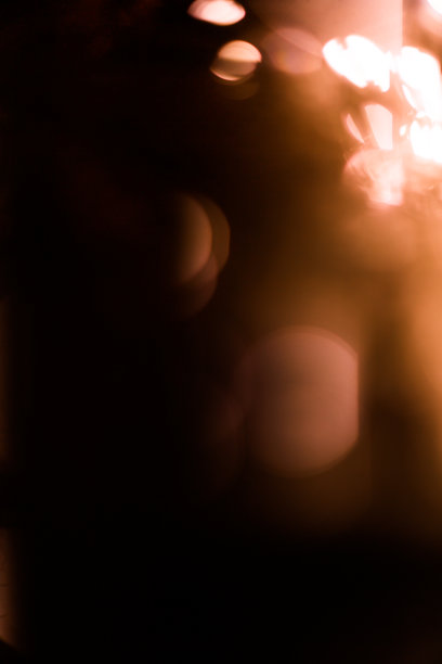 橙色花环与手电筒，抽象光背景图片下载