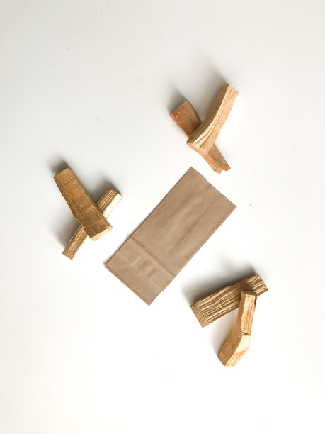 天然香帕罗桑托木制成，芳香疗法。Palo santo棍子和工艺包装在白色背景，一个地方的文本图片下载