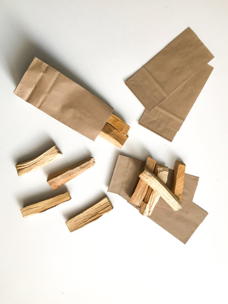 天然香帕罗桑托木制成，芳香疗法。Palo santo棍子和工艺包装在白色背景，一个地方的文本图片下载