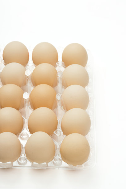 白色背景上的鸡蛋图片下载