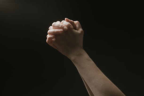 在黑暗中向上帝祈祷。女人的手伸向上帝或寻求帮助的巴洛克风格图片下载