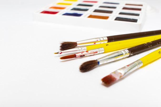 特写肮脏的艺术家画笔，水彩颜料绘画。Baner的白色背景图片下载