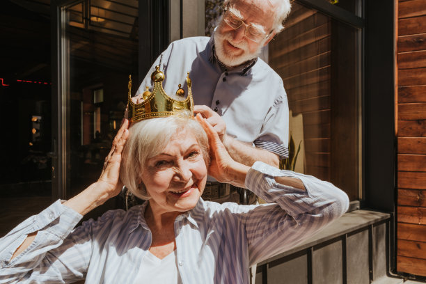 老夫妻，丈夫照顾病弱的妻子图片下载