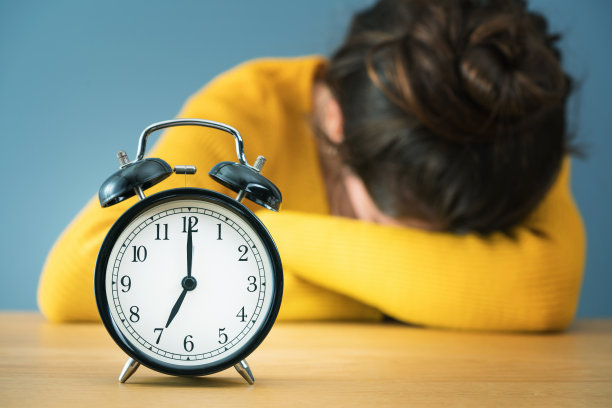 在办公桌前打盹。图片下载