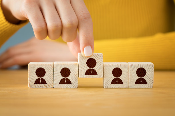 从几个人中挑选一个人图片下载