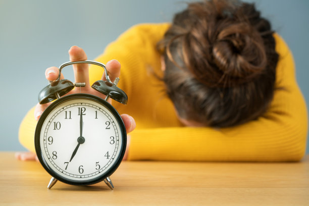 在办公桌前打盹。图片下载